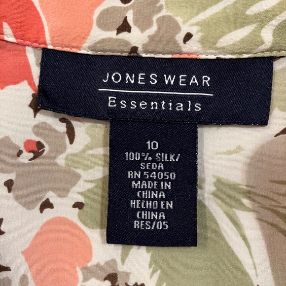 Lot of 2 JONES WEAR 100% SILK Floral Button-Down Top - Picture 4 of 9